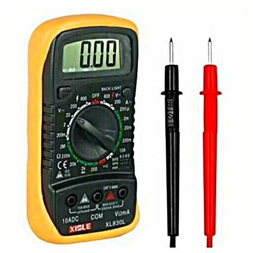 El voltímetro es un dispositivo que mide el voltaje entre dos puntos.
