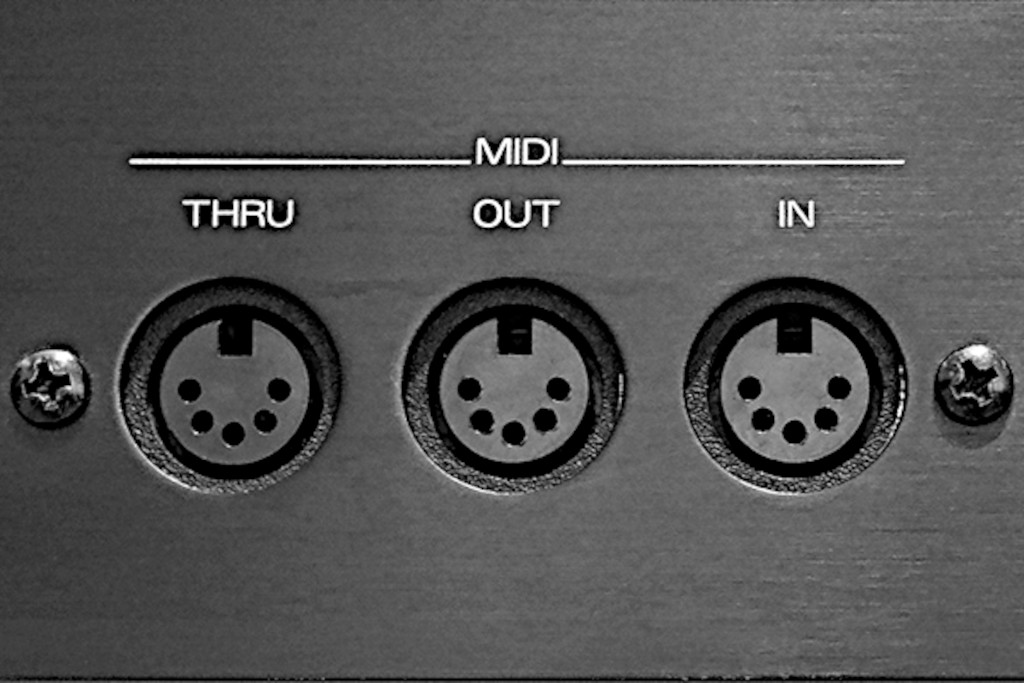 Os jacks MIDI na parte de trás dos sintetizadores muitas vezes vão em 3s
